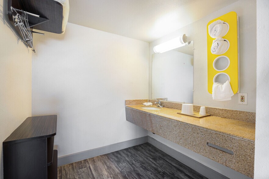 More Photos Of 1350 W Main St, Barstow Hotel For Sale