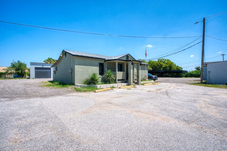 More Photos Of 1402 Hoefgen Ave, San Antonio Warehouse For Sale
