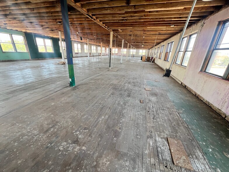 More Photos Of 1305 S 1st St, Abilene General Retail For Sale