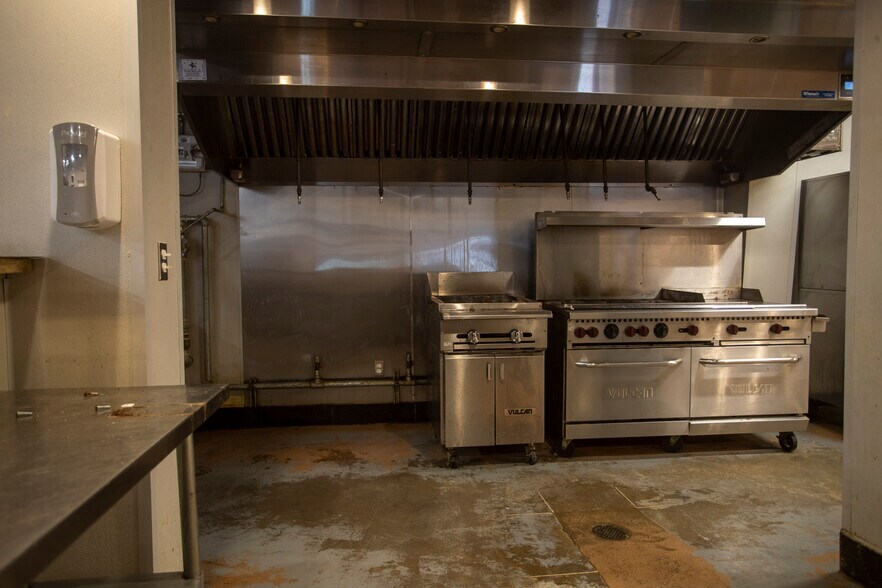 More Photos Of 25000 US 59 Rd, El Campo Flex For Sale