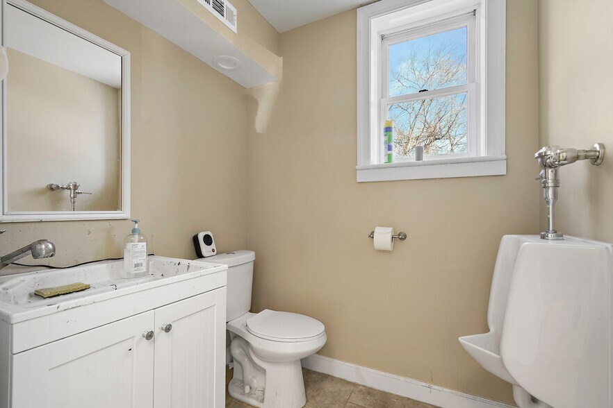 More Photos Of 43 E Colonial Hwy, Hamilton Restaurant For Sale