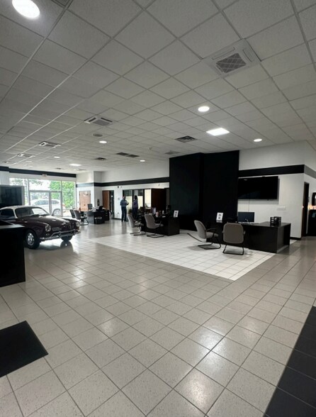 More Photos Of 220 Holiday Dr, Ardmore Auto Dealership For Sale