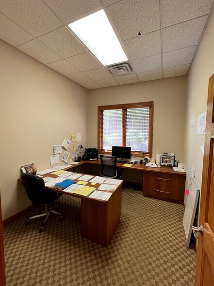 More Photos Of 460 Briargate Dr, South Elgin Medical For Sale