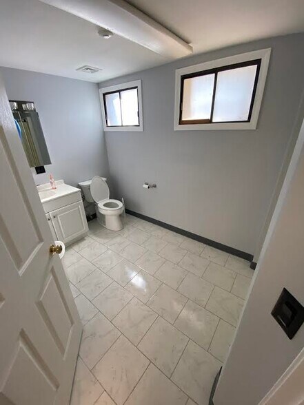 More Photos Of 34 Lafayette Rd, North Hampton Freestanding For Lease