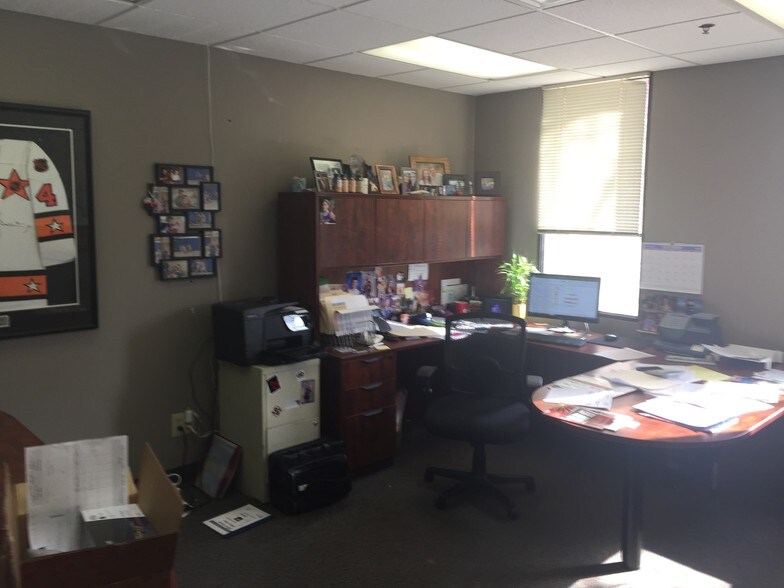 More Photos Of 9901-9927 Valley View Rd, Eden Prairie Showroom For Lease
