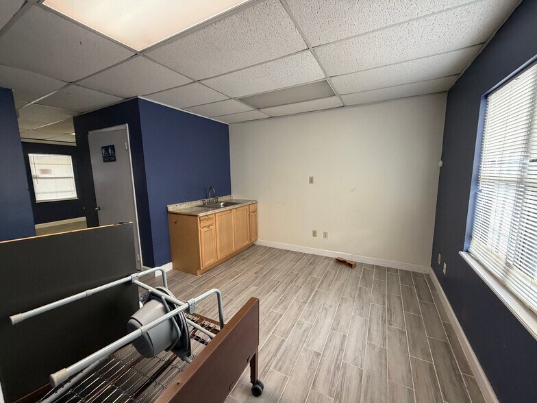 More Photos Of 550 Balmoral Cir N, Jacksonville Unknown For Lease