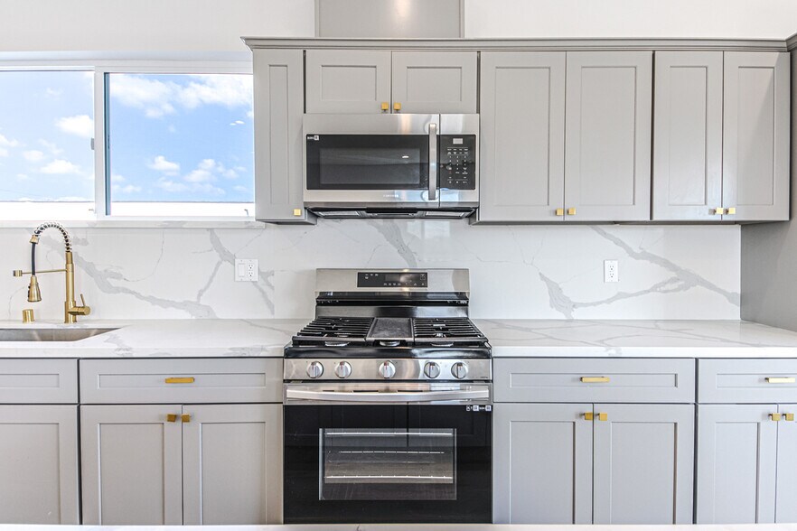 More Photos Of 1923 Carmona Ave, Los Angeles Multifamily For Sale