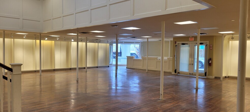 More Photos Of 135 Depot St, Manchester Center General Retail For Lease