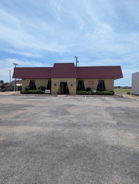More Photos Of 902 W Kramer Rd, Burkburnett Flex For Sale