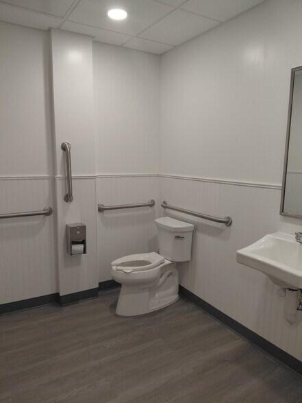 More Photos Of 32 Stiles Rd, Salem Office For Lease