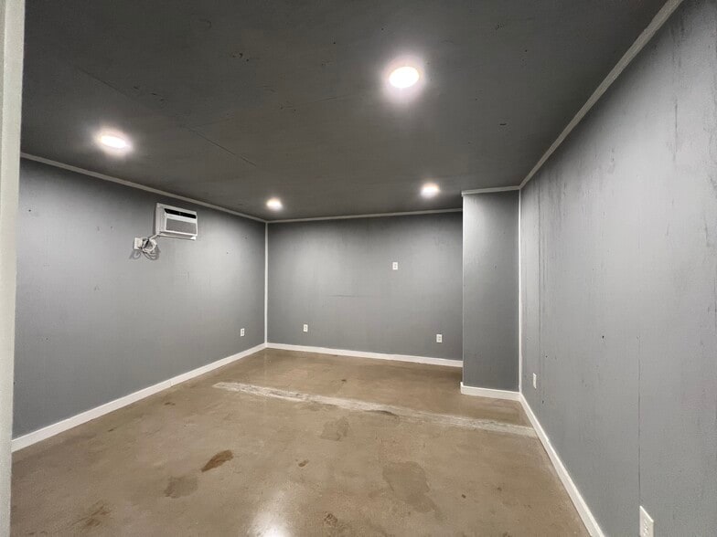 More Photos Of 408 E 2nd St, Taylor Warehouse For Lease