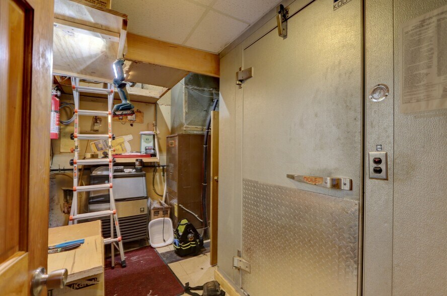 More Photos Of 14 E Main St, Waterloo Town Bar For Sale