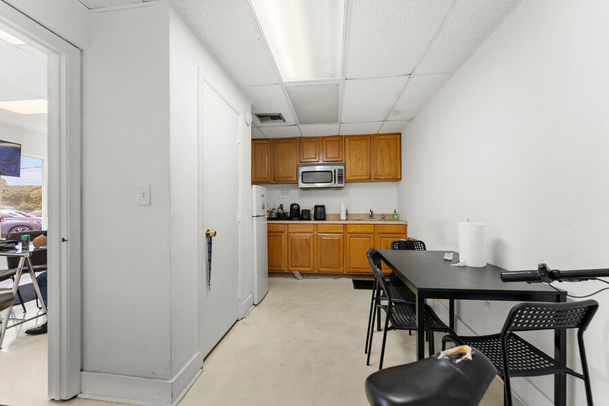More Photos Of 4800 N Federal Hwy, Lighthouse Point Storefront For Sale