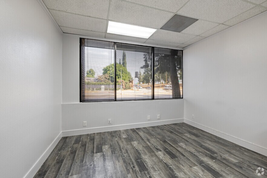 More Photos Of 15650 Devonshire St, Granada Hills Office For Lease