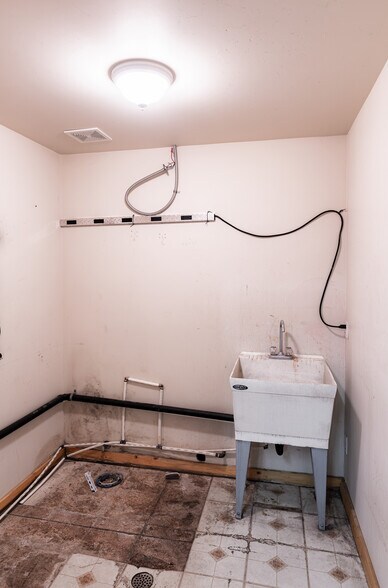 More Photos Of 296 S State St, La Verkin Freestanding For Lease