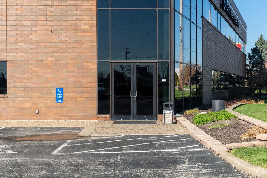 More Photos Of 17998 Chesterfield Airport Rd, Chesterfield Office For Lease