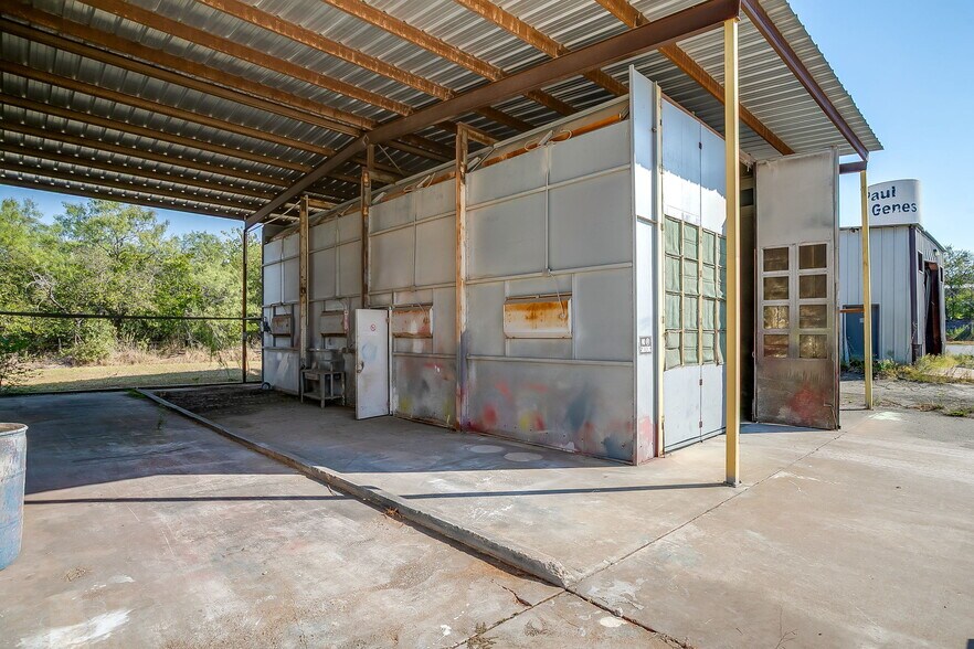 More Photos Of 3545 N Main St, Cleburne Industrial For Lease