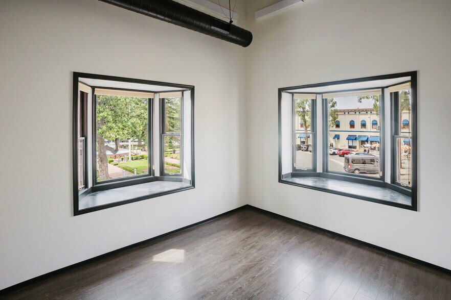 More Photos Of 10 Plaza Sq, Orange Storefront Retail Office For Lease