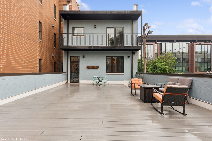 More Photos Of 3522 N Halsted St, Chicago Bar For Sale