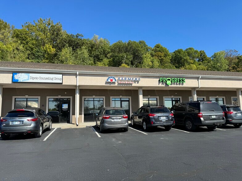 More Photos Of 7400-7440 NW River Park Dr, Parkville General Retail For Lease
