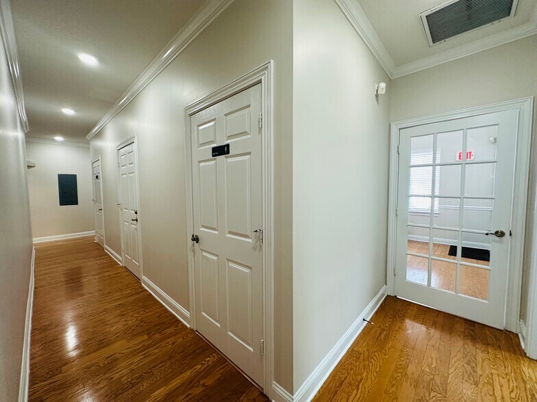 More Photos Of 6817 Southpoint Pky, Jacksonville Office For Sale