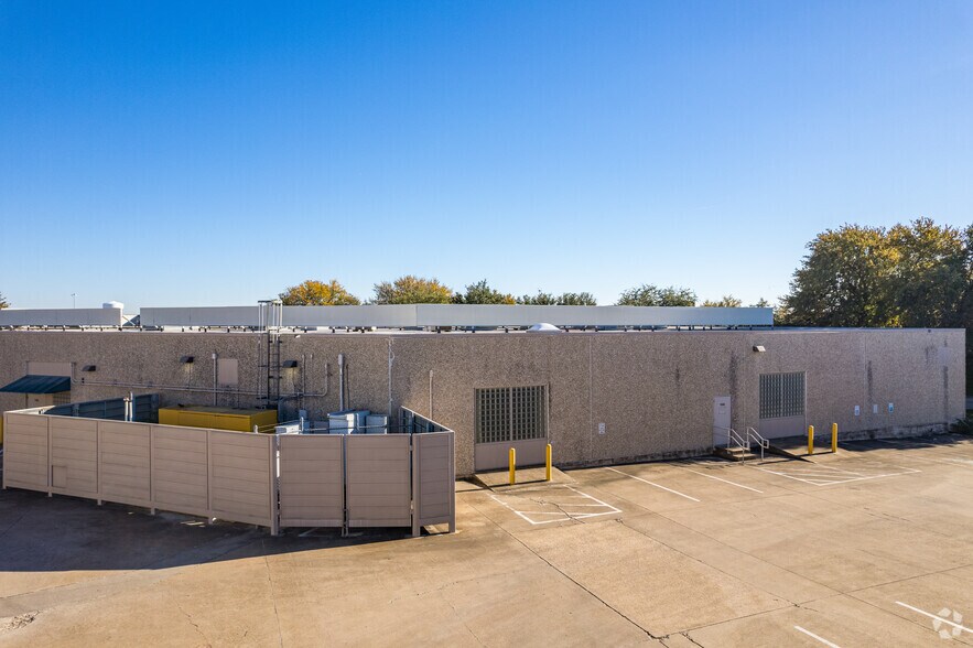 More Photos Of 6000 Campus Circle Dr W, Irving Flex For Lease