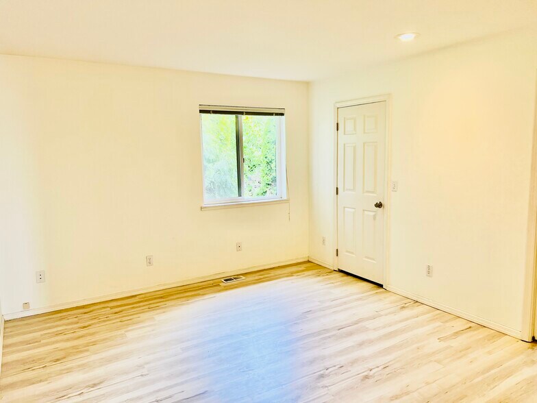 More Photos Of 808-810 6th St S, Kirkland Office Residential For Lease