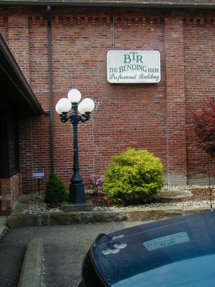 More Photos Of 418 3rd Ave, Ford City Light Distribution For Lease