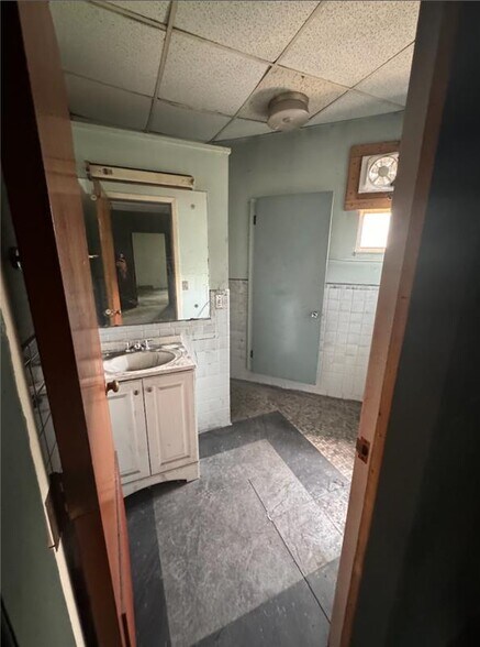 More Photos Of 19 Silver St, Rochester Distribution For Sale