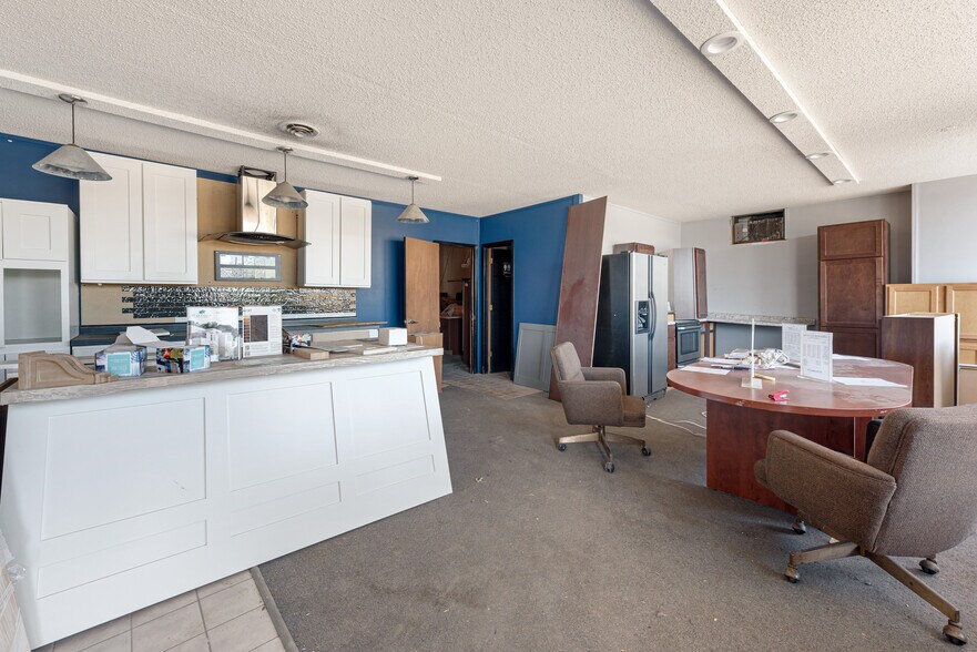 More Photos Of 5213 W Broadway Ave, Minneapolis Auto Dealership For Lease