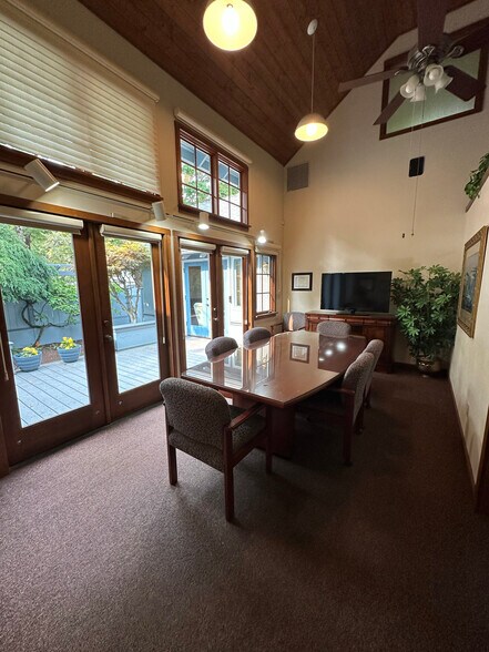 More Photos Of 939 Elm St SW, Albany Office For Sale
