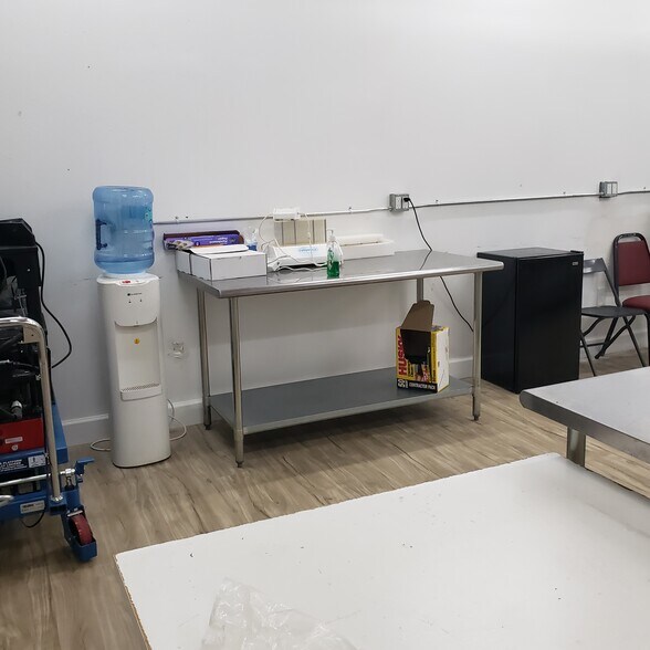 More Photos Of 7030 Hayvenhurst Ave, Van Nuys Warehouse For Sale