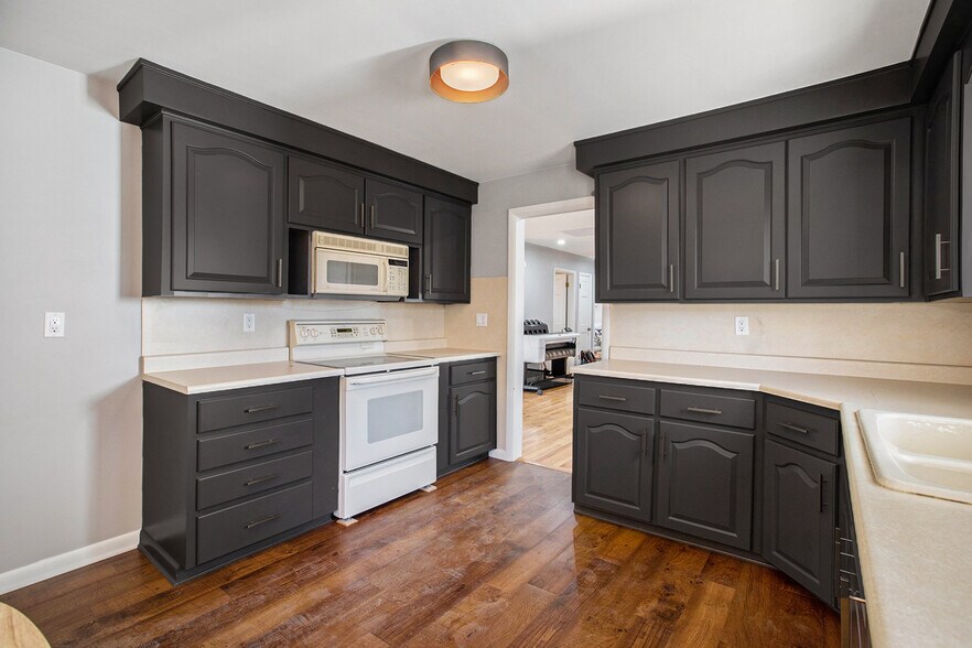More Photos Of 13118 N Highland Cir, Littleton Warehouse For Lease