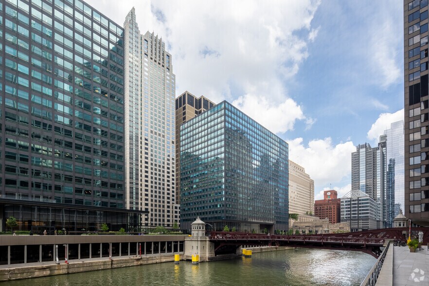 More Photos Of 10 S Riverside Plz, Chicago Office For Lease