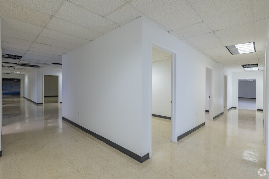 More Photos Of 20 Willow Springs Cir, York Warehouse For Lease