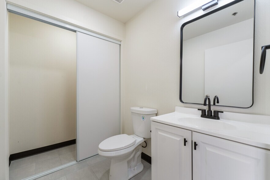 More Photos Of 2209 W 1st St, Tempe Warehouse For Sale