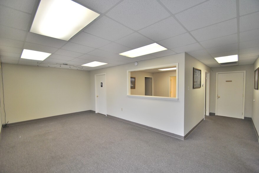 More Photos Of 1700 West Ave, Crossville Office For Lease