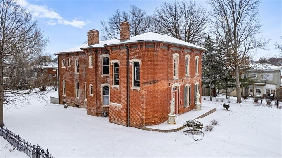 More Photos Of 809 Hall St, Saint Joseph Hospitality For Sale