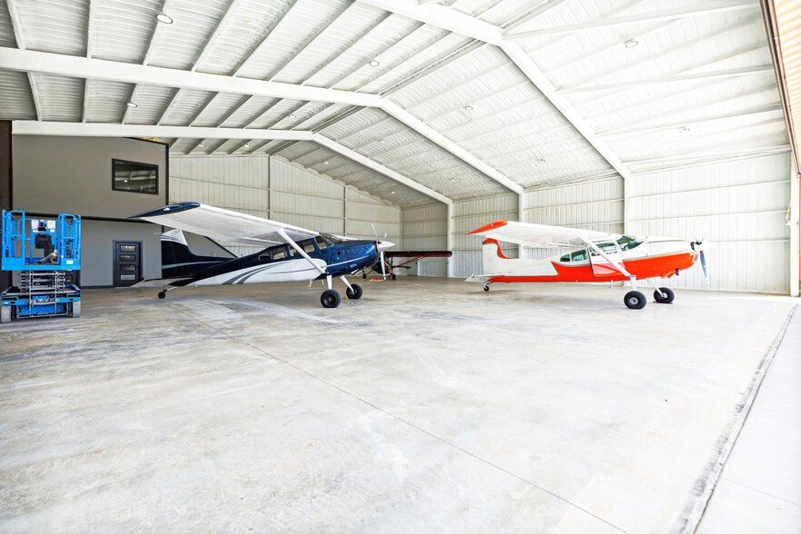 Primary Photo Of 527 LV SELZ HANGAR 4 Rd, Bridgeport Airplane Hangar For Sale