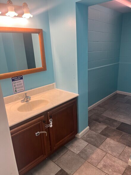 More Photos Of 305 Veterans Rd, Columbia Freestanding For Sale