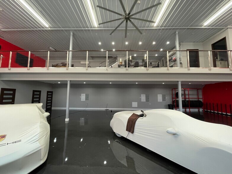 More Photos Of 2220 Ferry Rd, Naperville Showroom For Sale