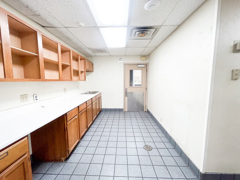 More Photos Of 7902 Slide Rd, Lubbock Veterinarian Kennel For Lease