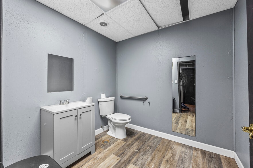 More Photos Of 2600 N Florissant Ave, Saint Louis Flex For Sale