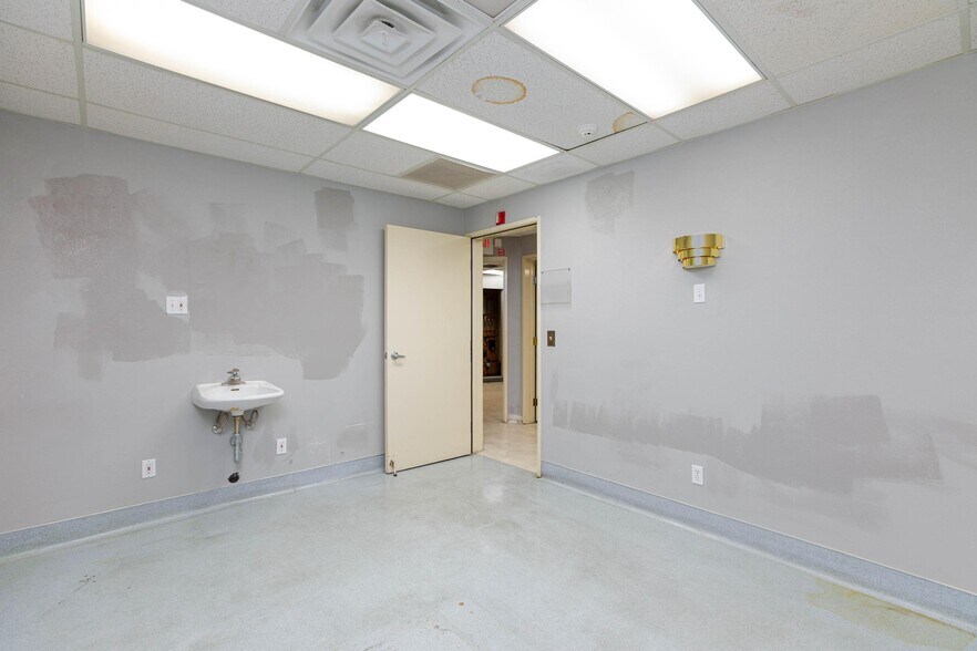 More Photos Of 872 E Sahara Ave, Las Vegas Medical For Lease