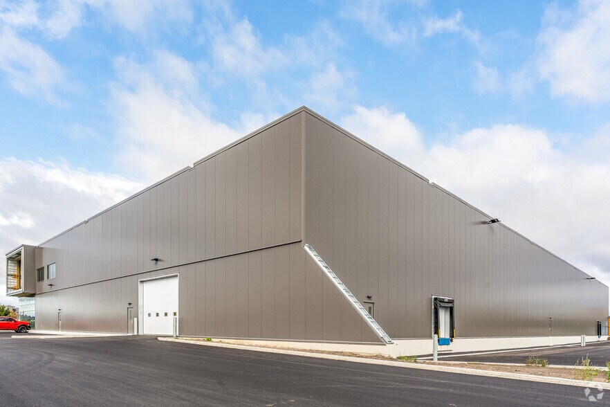 More Photos Of 8100 Rue Armand-Viau, Québec Industrial For Lease
