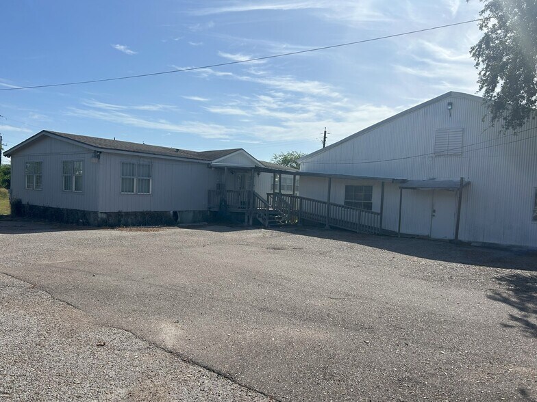 More Photos Of 601 Lily St, Corpus Christi Warehouse For Sale