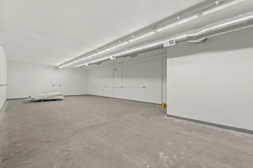 More Photos Of 7018 1/2 Darby Ave, Reseda Industrial For Lease