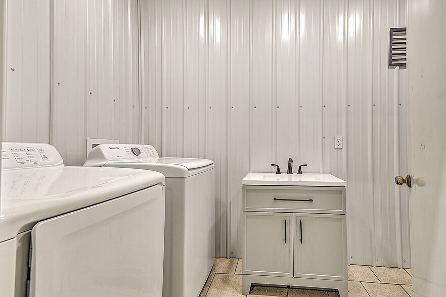 More Photos Of 3930 E Stone Dr, Kingsport Warehouse For Sale