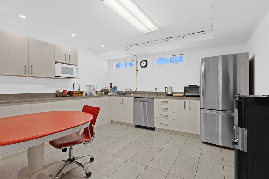 More Photos Of 307 Gilmour St, Ottawa Office For Sale