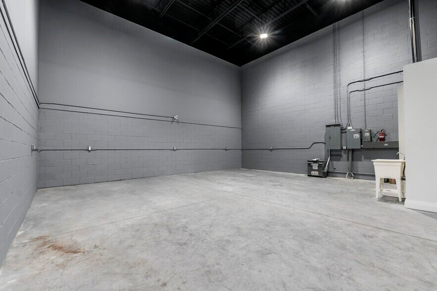 More Photos Of 587 Hanlon Creek Blvd, Guelph Showroom For Lease